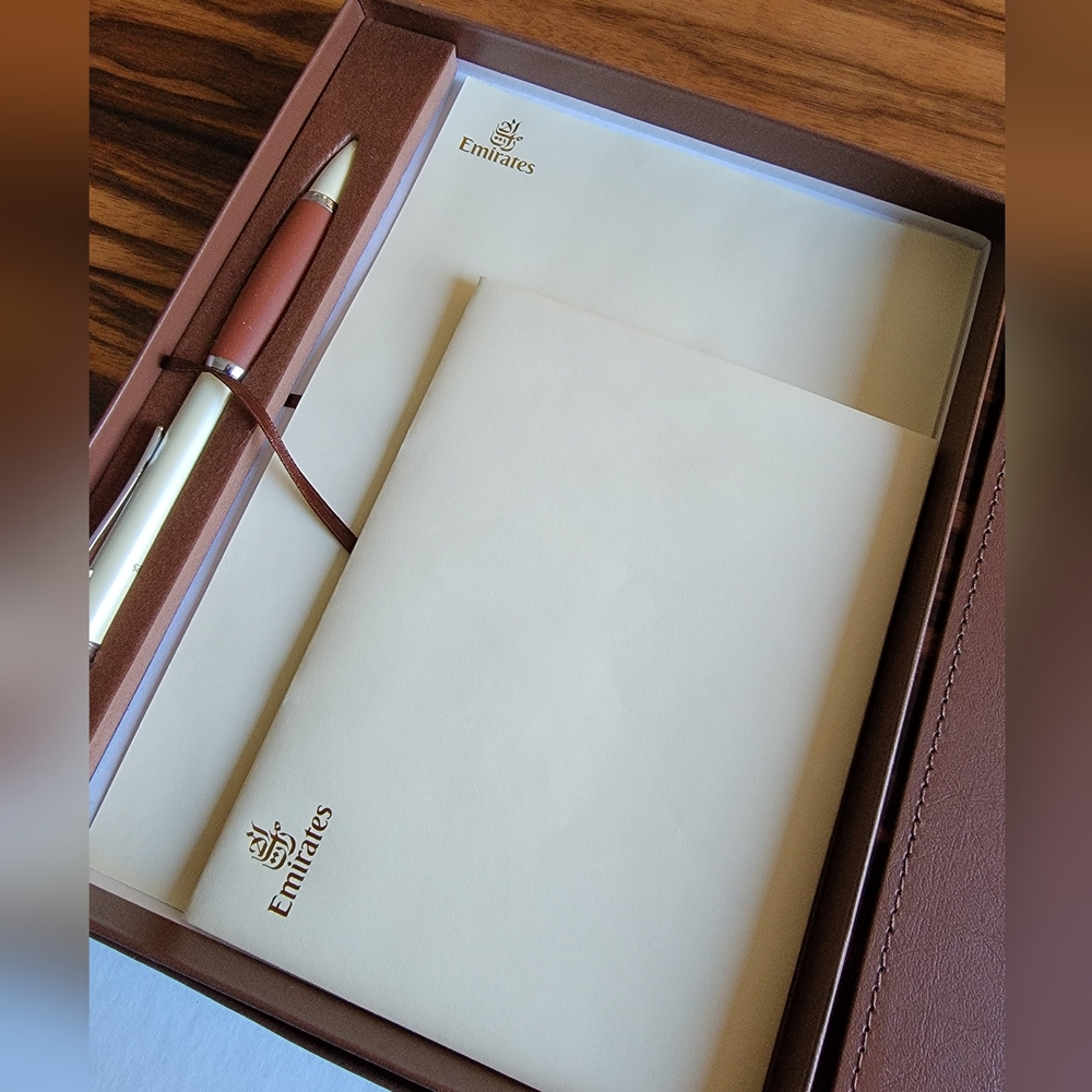 NIB Emirates Airlines First Class Writing Kit - Picture 5 of 5